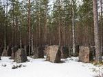 Barrierer kan laves af andet end pigtråd. På Finlands grænse mod øst udgør 350.000 klippeblokke Salpalinjen, der er bygget i 1940-1941. De tre ton tunge sten skulle beskytte Finland mod de sovjetiske kampvogne. 70.000 finske soldater var med til at etablere forsvarsværket, der ses som en væsentlig grund til, at de sovjetiske styrker ikke invaderede Finland. 
 Foto: Terraproject/© TerraProject
