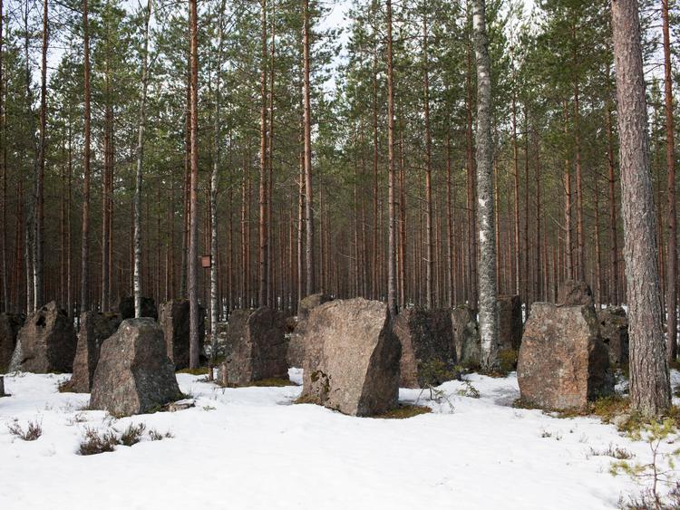 Barrierer kan laves af andet end pigtråd. På Finlands grænse mod øst udgør 350.000 klippeblokke Salpalinjen, der er bygget i 1940-1941. De tre ton tunge sten skulle beskytte Finland mod de sovjetiske kampvogne. 70.000 finske soldater var med til at etablere forsvarsværket, der ses som en væsentlig grund til, at de sovjetiske styrker ikke invaderede Finland. 
 Foto: Terraproject/© TerraProject