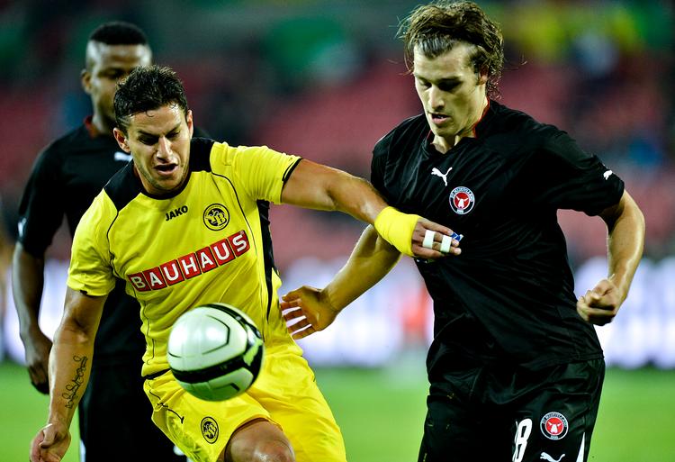 I 2012 scorede Raul Bobadilla (tv.) det første mål, da Young Boys i Herning vandt -0 over FC Midtjylland og Erik Sviatchenko (th.).

   Foto: Ernst van Norde/POLFOTO