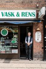 Hos Vask & Rens, hvor Muhannad Al-Shakarchi arbejder, er kundegrundlaget svindende, og nu er renseriet sat til salg.
   Foto: Jens Hartmann Schmidt/POLFOTO