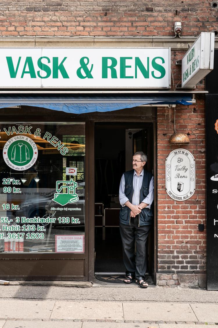 Hos Vask & Rens, hvor Muhannad Al-Shakarchi arbejder, er kundegrundlaget svindende, og nu er renseriet sat til salg.
   Foto: Jens Hartmann Schmidt/POLFOTO