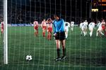 Alekandar Stojanivic er passeret af Allan Simonsen, der med straffesparket til 1-0 i den anden finalekamp blev topscorer i Uefa Cuppen 1978/1979 med 9 mål.
   Foto: Werner Otto / Alamy Stock Photo/Ritzau Scanpix