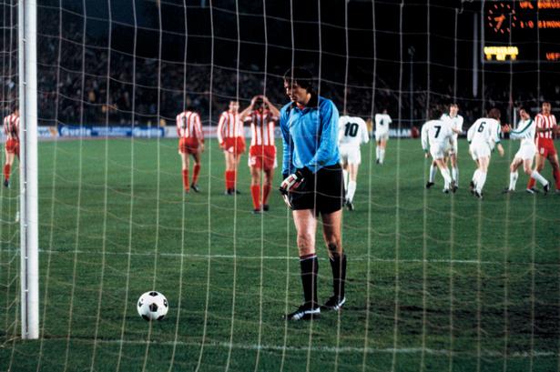 Alekandar Stojanivic er passeret af Allan Simonsen, der med straffesparket til 1-0 i den anden finalekamp blev topscorer i Uefa Cuppen 1978/1979 med 9 mål.
   Foto: Werner Otto / Alamy Stock Photo/Ritzau Scanpix
