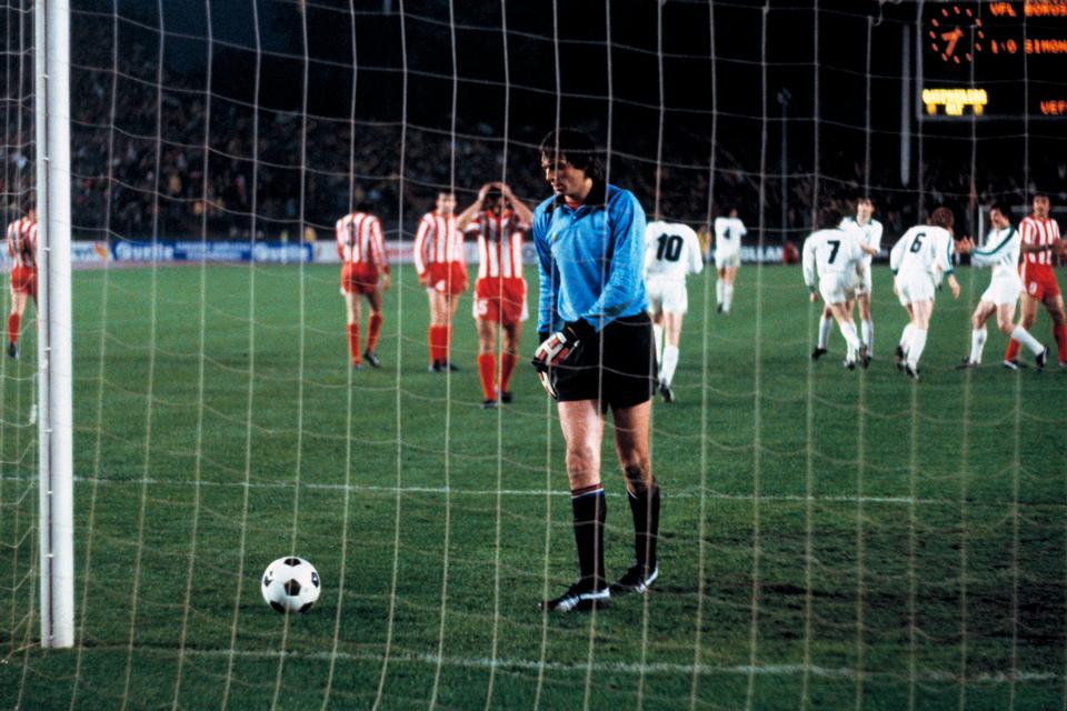 Alekandar Stojanivic er passeret af Allan Simonsen, der med straffesparket til 1-0 i den anden finalekamp blev topscorer i Uefa Cuppen 1978/1979 med 9 mål.
   Foto: Werner Otto / Alamy Stock Photo/Ritzau Scanpix