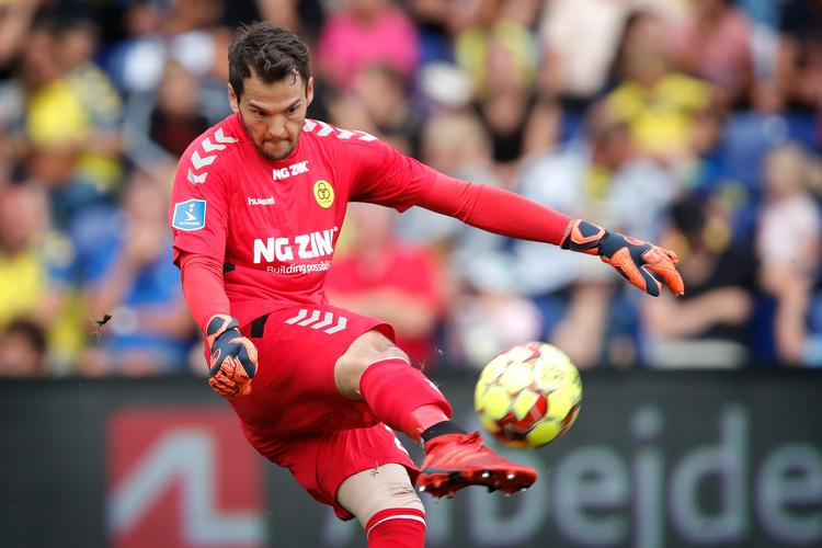 Horsens-målmand  Michael Lansing brugte det nu ulovlige trick søndag i Brøndby. Foto: Jens Dresling/POLFOTO