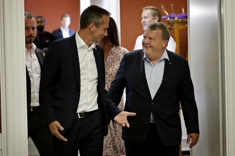Kristian Jensen og Lars Løkke Rasmussen på vej til at møde pressen, efter at Venstre har fordelt de vigtige poster i folketingsgruppen.  Foto: Jens Dresling/POLFOTO