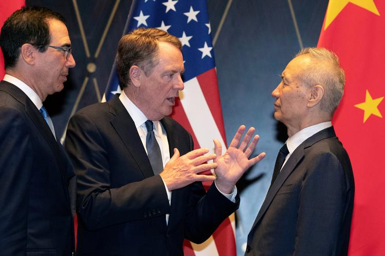 Fra venstre mod højre er det her Steve Mnuchin og Robert Lighthizer i heftig dialog med den kinesiske vicepremierminister Liu He. USA og Kina har på det seneste optrappet handelskrigen og nu beskylder USA også Kina for at manipulere med sin valuta. Foto: Pool/Ritzau Scanpix