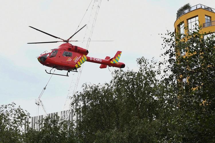 Den seksårige dreng faldt fra en åben tagterrasse ned på et tag i sjette sals højde. Han blev bragt med helikopter til et hospital i London. Foto: Daniel Sorabji/Ritzau Scanpix