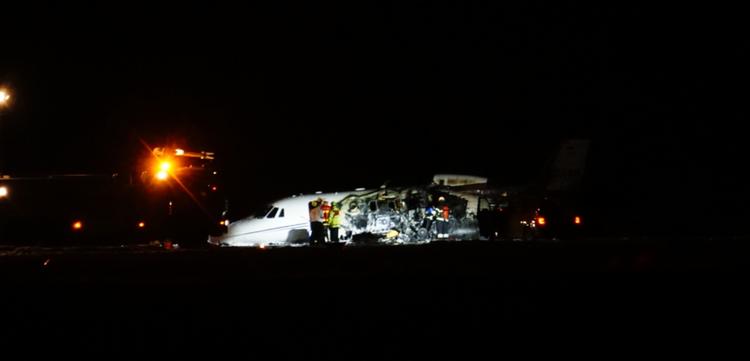 Et privatfly med ti personer om bord er natten til tirsdag forulykket i Aarhus Lufthavn i forbindelse med en landing. Derefter brød flyet af typen Cessna 560XL i brand.  Foto: Presse-fotos.dk/Ritzau Scanpix