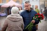 Socialdemokraternes Henrik Sass Larsen deler blomster ud på torvet i Køge under valgkampen i foråret.
   Arkivfoto Jens Dresling
