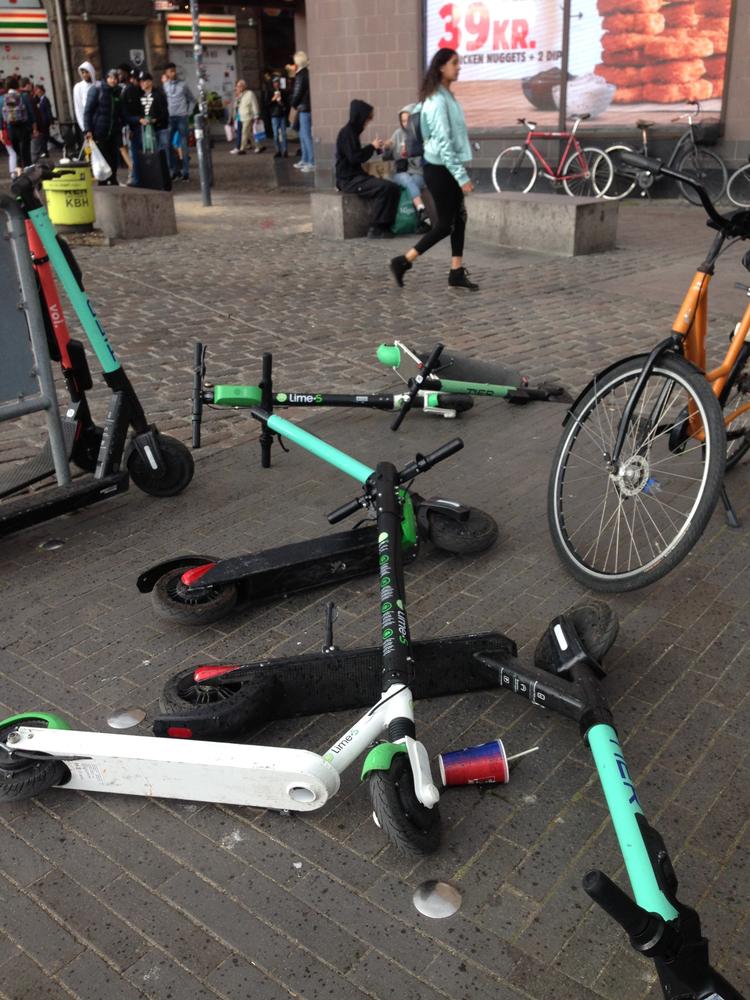 Væltede elløbehjul, der ligger og flyder i København. Foto: Vivi Nielsen, privatfoto