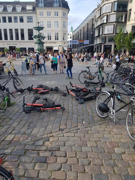 På Amagertorv ligger løbehjulene på fortorvet.  Foto: Rasmus Klinck, privatfoto