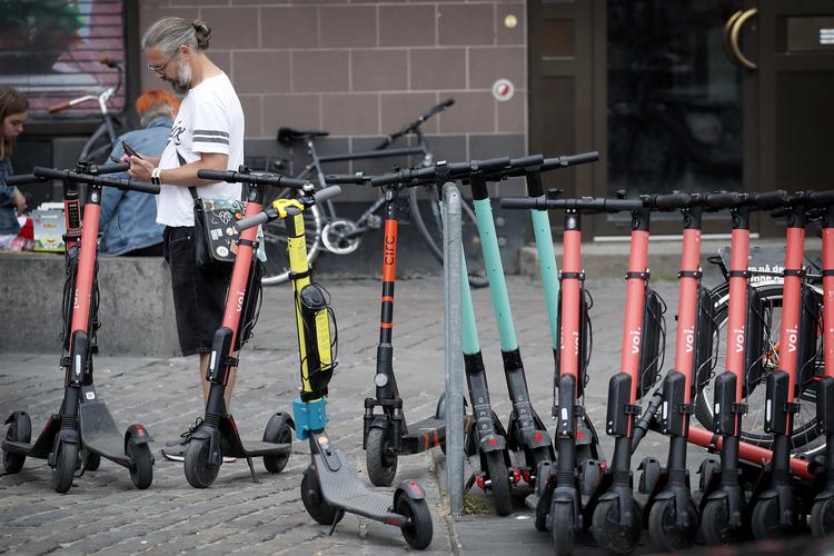 En stribe af elløbehjul på Rådhuspladsen.
   Foto: Jens Dresling/POLFOTO