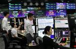 
Valutaforhandlere overvåger valutakurser i et handelsrum i Seoul. Mandag lod Kinas myndigheder den kinesiske valuta, yuanen, svække, så den nu er mindre værd i forhold til dollaren. (Foto: Jung Yeon-je / AFP)
   Foto: Jung Yeon-je/Ritzau Scanpix