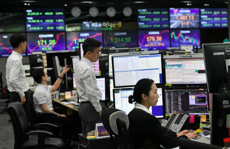 
Valutaforhandlere overvåger valutakurser i et handelsrum i Seoul. Mandag lod Kinas myndigheder den kinesiske valuta, yuanen, svække, så den nu er mindre værd i forhold til dollaren. (Foto: Jung Yeon-je / AFP)
   Foto: Jung Yeon-je/Ritzau Scanpix