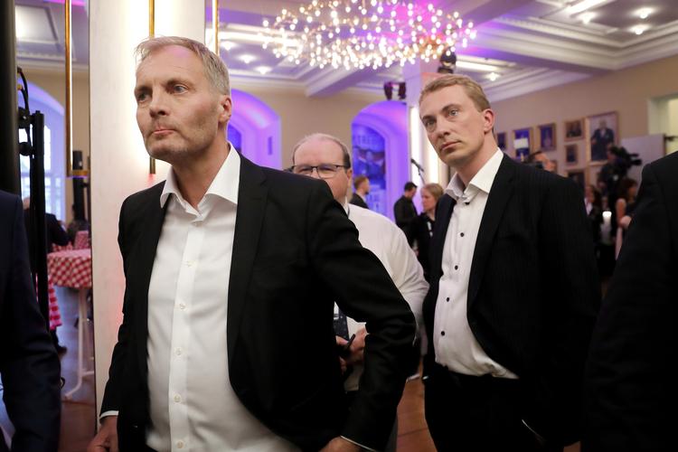 Peter Skaarup og Morten Messerschmidt følger tv-stationernes exitpole ved Europaparlamentsvalget i maj. 
   Foto: Jens Dresling/POLFOTO