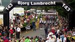 Med Lotto Soudal-rytterne i front sluttede en lang dag til ære for Bjorg Lambrecht med mindeord og et minuts stilhed i det område, der skulle have dannet rammen om afslutningen på en hektisk etape i Polen Rundt. Foto: ATCommunication/TDP. 