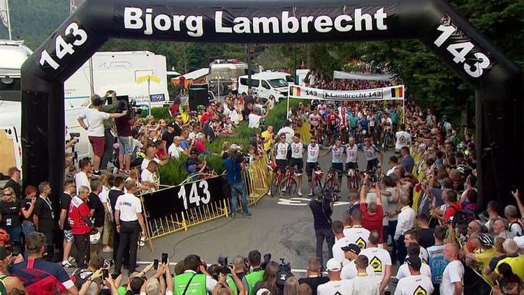 Med Lotto Soudal-rytterne i front sluttede en lang dag til ære for Bjorg Lambrecht med mindeord og et minuts stilhed i det område, der skulle have dannet rammen om afslutningen på en hektisk etape i Polen Rundt. Foto: ATCommunication/TDP. 