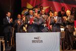 Præsidenten, Filipe Nyusi, og Renamo-leder Ossufo Momade besegler aftalen med et kram.  Foto: Stringer/Ritzau Scanpix