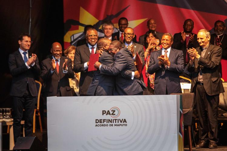 Præsidenten, Filipe Nyusi, og Renamo-leder Ossufo Momade besegler aftalen med et kram.  Foto: Stringer/Ritzau Scanpix