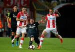 Bryan Oviedo knoklede hårdt, men han havde visse placeringsproblemer, når der skulle lukkes af i venstre forsvarsside.
   Foto: Pedja Milosavljevic/Ritzau Scanpix