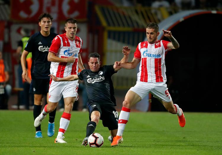 Bryan Oviedo knoklede hårdt, men han havde visse placeringsproblemer, når der skulle lukkes af i venstre forsvarsside.
   Foto: Pedja Milosavljevic/Ritzau Scanpix