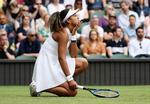 Ved Wimbledon gik det helt galt for Naomi Osaka. Hun tabte hun i 1. runde til Yulia Putintseva fra Kasakhstan, som netop er blevet besejret af Caroline Wozniacki i Toronto. 
   Foto: Tony O'brien/Ritzau Scanpix
