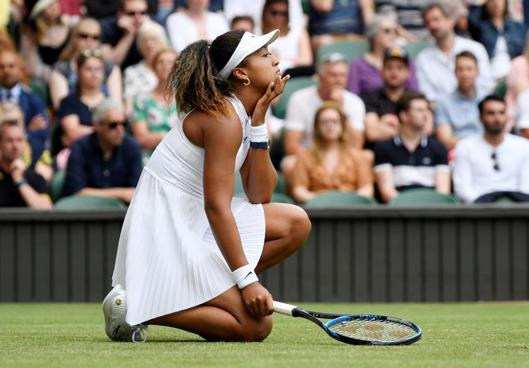 Ved Wimbledon gik det helt galt for Naomi Osaka. Hun tabte hun i 1. runde til Yulia Putintseva fra Kasakhstan, som netop er blevet besejret af Caroline Wozniacki i Toronto. 
   Foto: Tony O'brien/Ritzau Scanpix