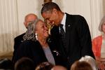 Toni Morrison vakte opsigt, da hun i 1998 kaldte Bill Clinton for USA's første sorte præsident. I 2012 blev hun tildelt præsidentens frihedsmedalje af Barack Obama. Foto: Kevin Lamarque/Ritzau Scanpix