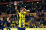 Brøndby-fansene hylder Jesper Lindstrøm, der forsøger at forstå egen succes, efter kampen mod Lechia Gdansk.
   Foto: Jens Dresling/POLFOTO