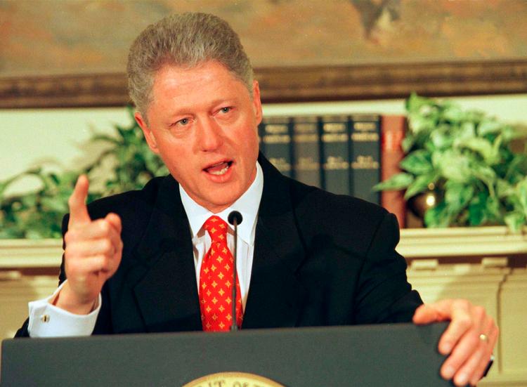 Bill Clinton under tv-udsendelsen, hvor han nægtede at have haft et forhold til Monica Lewinsky.
   Foto: Win Mcnamee/Ritzau Scanpix