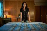 Carla Gugino er et fund som supersmart og superlækker anti-heltinde. Foto: HBO Nordic