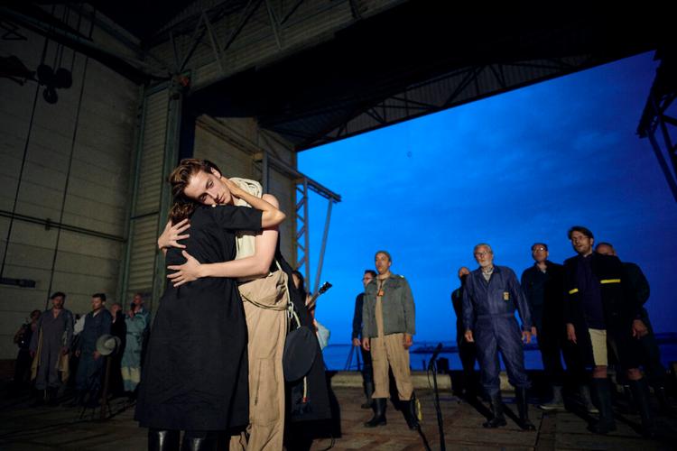 Den kæmpende enke og hendes oprørske søfarende søn forenes og forsones til sidst.   Foto: Ard Jongsma