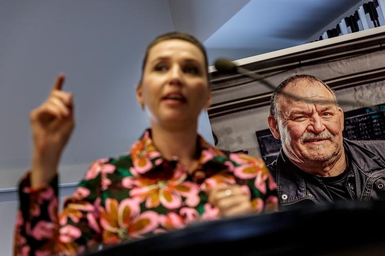 Mette Frederiksen skal sammen med beskæftigelsesminister Peter Hummelgaard lande en aftale om tidlig pension til de særligt nedslidte, hvis de ikke vil anklages for løftebrud.  Foto: Mads Nissen/POLFOTO