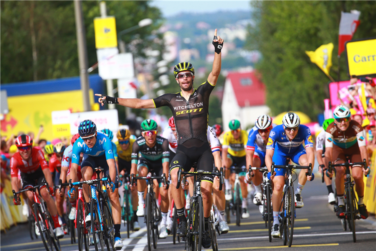 Luka Mezgec sejrer suverænt på 5. etape i Polen Rundt, mens Pascal Ackermann, der skimtes bagude i gult, stadig fører sammenlagt. Foto: ATCommunication/TDP. 