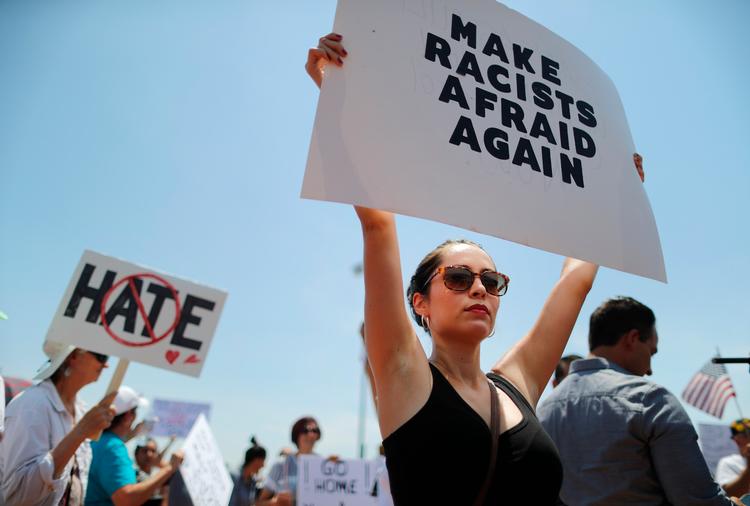 Budskaberne fra de mange demonstranter i El Paso, Texas, taler trods de mange forskellige formuleringer sit eget tydelige sprog. Foto: Mario Tama/Ritzau Scanpix