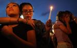 Sørgende efter angrebet i El Paso. Moren til den 21-årige mand, der er sigtet for at dræbe 22 mennesker i et supermarked i El Paso lørdag, kontaktede politiet for flere uger siden, fordi det bekymrede hende, at sønnen havde et gevær. Foto: Mario Tama/Ritzau Scanpix
