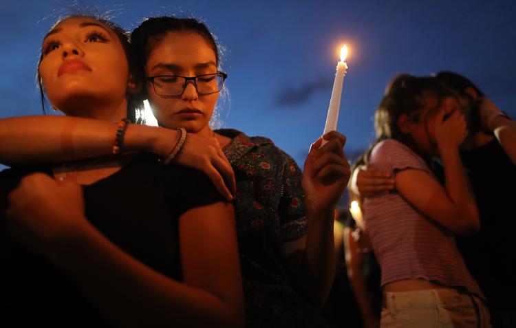 Sørgende efter angrebet i El Paso. Moren til den 21-årige mand, der er sigtet for at dræbe 22 mennesker i et supermarked i El Paso lørdag, kontaktede politiet for flere uger siden, fordi det bekymrede hende, at sønnen havde et gevær. Foto: Mario Tama/Ritzau Scanpix