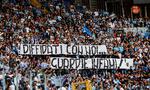 En gruppe af Lazios fans er berygtet for racisme og vold, og her forsvarer nogle tilskuere de Lazio-fans, der er blevet straffet og skælder ud på politiet.
   Foto: Angelo Carconi/Ritzau Scanpix