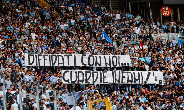 En gruppe af Lazios fans er berygtet for racisme og vold, og her forsvarer nogle tilskuere de Lazio-fans, der er blevet straffet og skælder ud på politiet.
   Foto: Angelo Carconi/Ritzau Scanpix