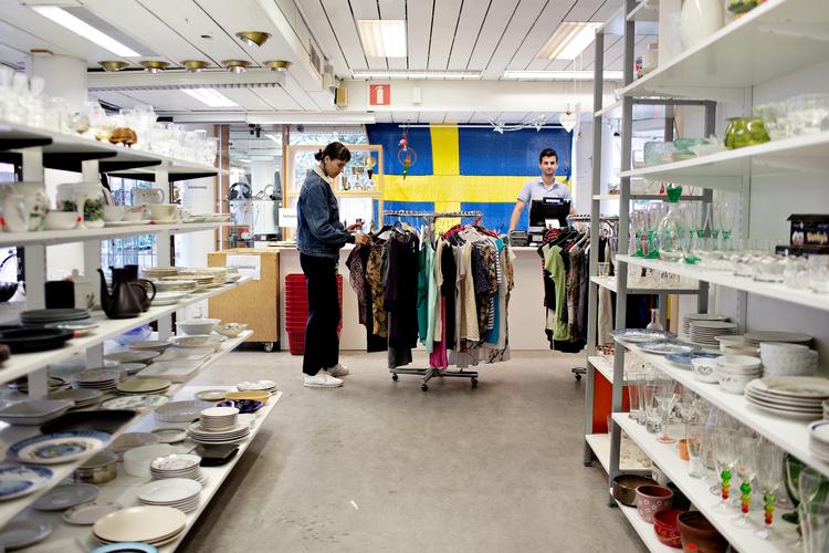 Smarte konceptbutikker trives i Malmø centrum, men ikke i den uprætentiøse Södra Förstadsgatan i Möllevångskvarteret. Her finder man til gengæld en genbrugsbutik, hvor ekspedienten har mellemøstlig baggrund, og det svenske flag har en fremtrædende plads. Her kommer polskfødte Daria Bogdanska ofte.  Foto: Martin Lehmann/POLFOTO