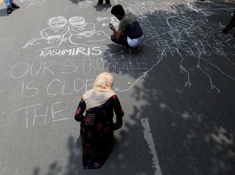 Indiens regering har ophævet en paragraf i forfatningen, som gennem årtier givet Kashmir en særlig status i form af autonomi. Både Indien og Pakistan gør krav på hele regionen Kashmir, og den ændrede status har forstærket den allerede spændte situation i regionen. Foto: Anushree Fadnavis/Ritzau Scanpix
