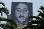 Colin Kaepernick har i årevis været en omstridt person i USA, og denne Nike-reklame i San Francisco sidste år skabte igen røre om quarterbacken: Tro på noget, selv om det betyder, du skal ofre alting ...

   Foto: Eric Risberg/Ritzau Scanpix