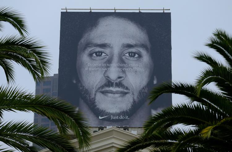 Colin Kaepernick har i årevis været en omstridt person i USA, og denne Nike-reklame i San Francisco sidste år skabte igen røre om quarterbacken: Tro på noget, selv om det betyder, du skal ofre alting ...

   Foto: Eric Risberg/Ritzau Scanpix
