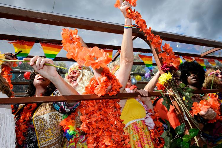 Lørdag står på fest og farver med Pride Parade i København. Billedet er fra paraden i 2017. 
   Foto: Philip Davali/POLFOTO