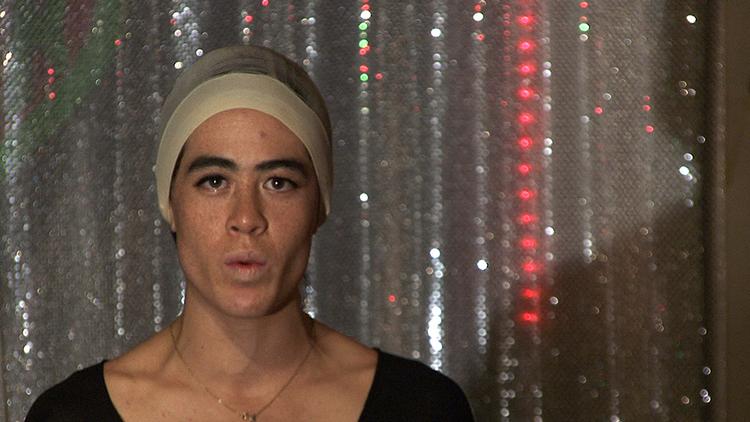 Stillbillede fra Wu Tsangs udstilling 'Diversity is Reality', som med masser af farver passer perfekt til regnbueflaget 