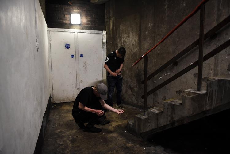 James Muir (t.v.) og Tony Nugent, begge fra Glasgow, er afhængige af heroin. Skotland oplever en kraftig stigning i narkorelaterede dødsfald. 
   Foto: Mary Turner/Ritzau Scanpix