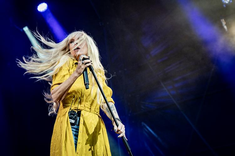 Sanne Salomonsen med Sneakers på scenen i bøgeskoven ved Skanderborg under jubilæumskoncerten. Foto: Jens Hartmann Schmidt/POLFOTO