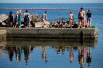 Når der er folkemøde i juni og højsommer i juli er der tæt besat ved de bornholmske strande. Men kendere elsker sensommeren, hvor klipperne er varmet op og giver øen  en særlig magi. 

   Foto: Finn Frandsen/POLFOTO