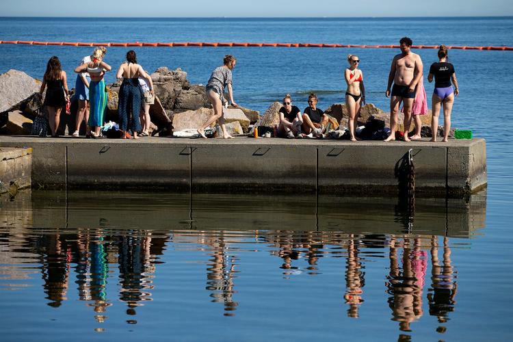 Når der er folkemøde i juni og højsommer i juli er der tæt besat ved de bornholmske strande. Men kendere elsker sensommeren, hvor klipperne er varmet op og giver øen  en særlig magi. 

   Foto: Finn Frandsen/POLFOTO